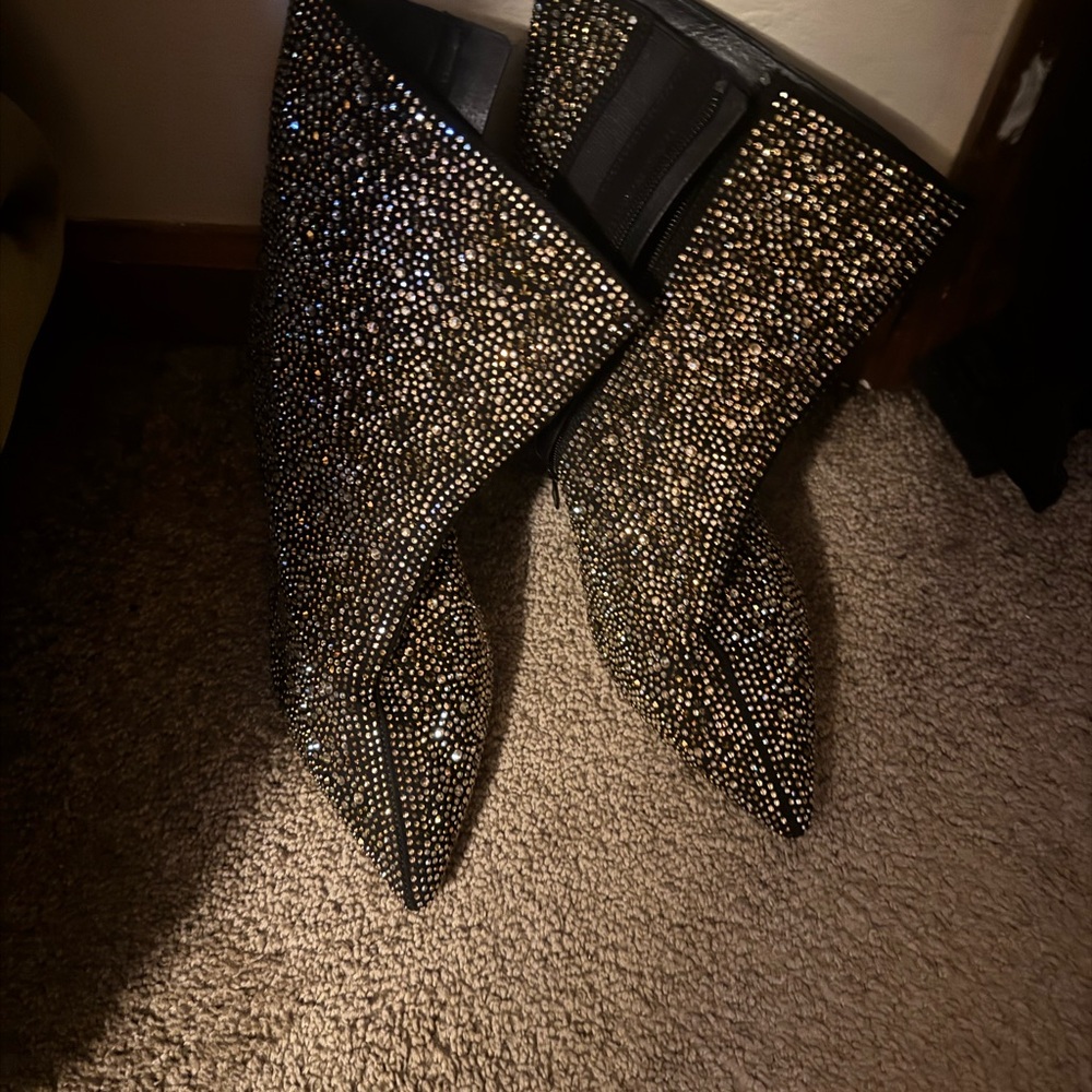 Elegant Black and Gold Women's Boots w/purse